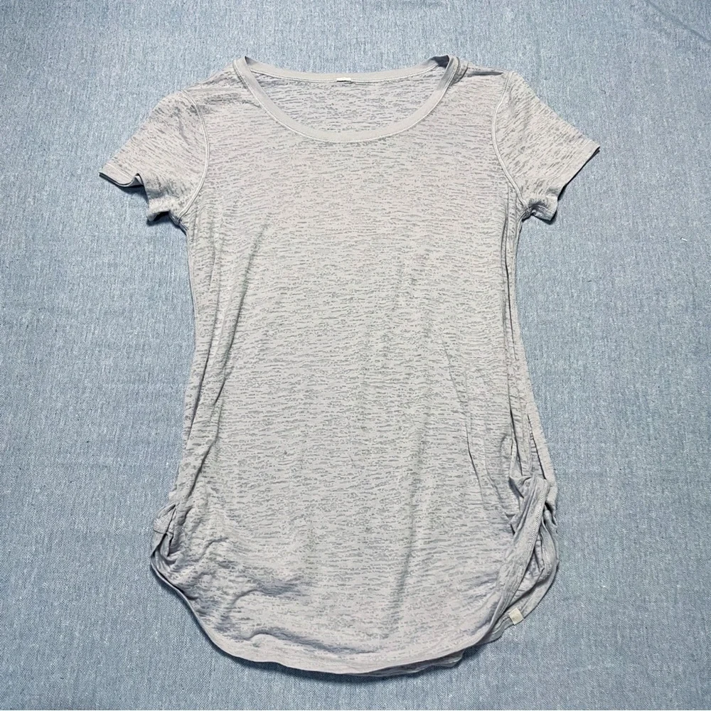 Lululemon Round Two Tee Burnout Size 4 in Silver Fox - Picture 3 of 4